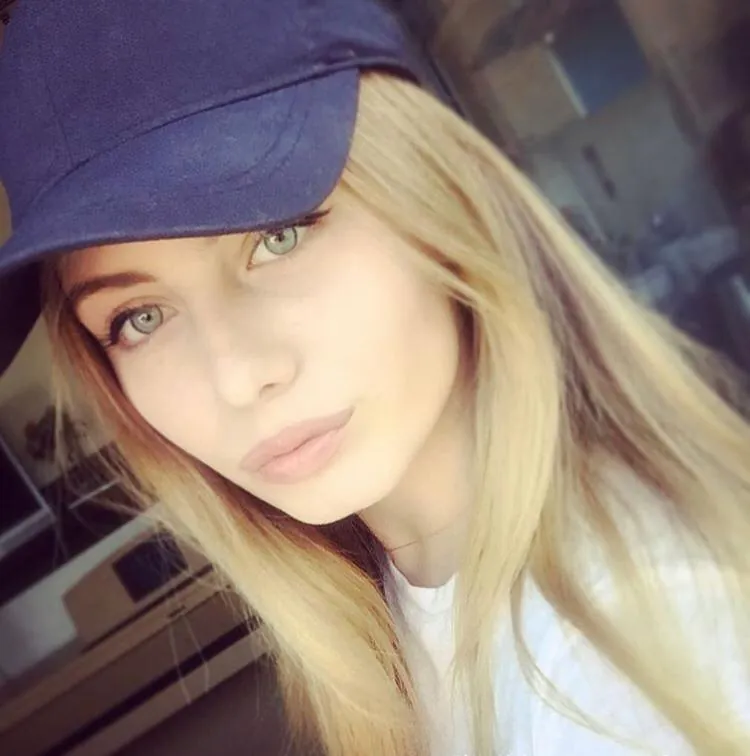 Caroly Escort