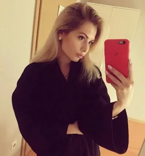 Caroly Escort